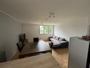 Location chambre rouge dans un appartement en colocation