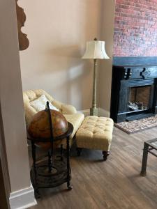 ENTIRE Big Family Home Close To Zoo and Events - Private Patio and Firepit