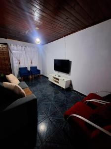 House 8 minutes from the airport