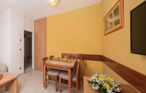 Stunning Apartment In Umag With Outdoor Swimming Pool