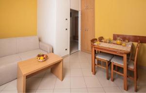 Stunning Apartment In Umag With Outdoor Swimming Pool