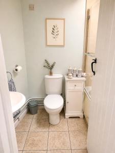 Quaint 2 Bedroom Cottage in Royal Wootton Bassett