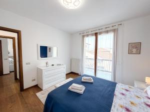 Modern 1BR Apartment with Garage, Elevator & 2 Balconies near Garda Lake, Train Station & Center