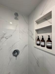 Bright Spacious 2 Bedroom 2 Bathroom Unit With Parking Near TTC and Shops