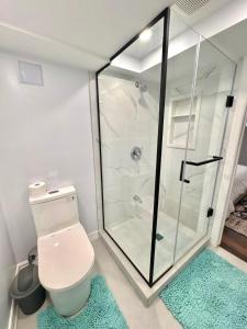Bright Spacious 2 Bedroom 2 Bathroom Unit With Parking Near TTC and Shops