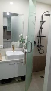 Mi Casa - Cozy Studio with FREE access to Fitness Centre, swimming pool and stunning City View located near the CBD of Ortigas, Makati, BGC