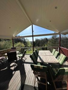 Scenic hilltop retreat for 14