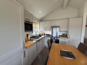 Lunas Lodge, 2 bedrooms with ensuites, parking nearby, 2 dogs welcome