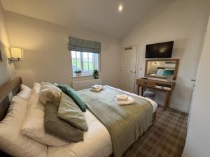 Lunas Lodge, 2 bedrooms with ensuites, parking nearby, 2 dogs welcome