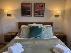 Lunas Lodge, 2 bedrooms with ensuites, parking nearby, 2 dogs welcome
