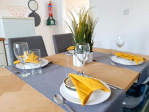 Free Parking - Spacious 3BED Home - 5 mins walk to Clifton Station with Spacious Garden