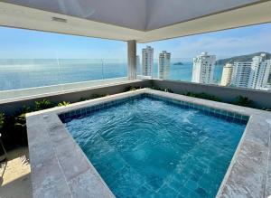 Suite de lujo con terraza, Jacuzzi y vista a las montańas