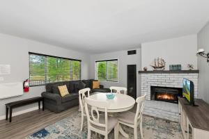 California Poppy Cabin w Spa near the lake