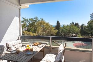 Perfect location! Walk a few minutes to restaurants, lovely beach, town, train and bus
