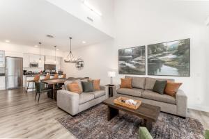Spectacular Penthouse With Amazing Views, Indoor Pool and Hot tub