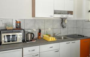 1 Bedroom Cozy Apartment In Rab Supdraga