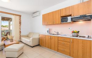 1 Bedroom Lovely Apartment In Banjol