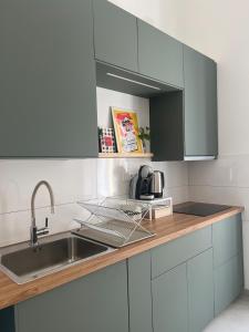 Spacious tranquil sunny home in center with AC, 4k tv