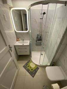 Spacious tranquil sunny home in center with AC, 4k tv