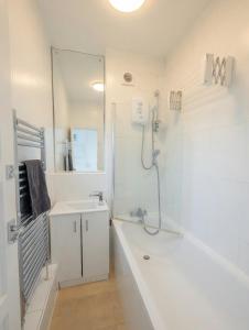 Spacious 5-Bed flat Sleeps 7 with Tube to Centre