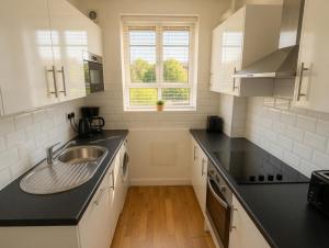 Spacious 5-Bed flat Sleeps 7 with Tube to Centre