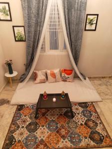Hidden Gem - Romantic 1BHK, Full Full Furnished with Canopy lights, AC, WiFi and Smart TV