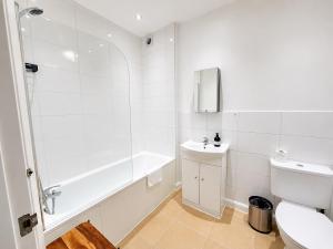 Modern Central Large Apt Above Tube for 4