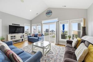 Salt Life Deck Views Steps to Beach, Sleeps 10