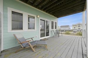 Salt Life Deck Views Steps to Beach, Sleeps 10
