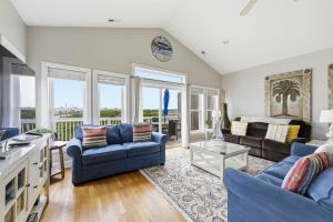 Salt Life Deck Views Steps to Beach, Sleeps 10