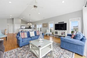 Salt Life Deck Views Steps to Beach, Sleeps 10