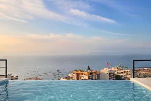 Two-Bedroom Apartment with Panoramic Ocean View and Zona Romantica