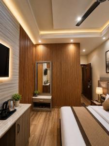 Grand Vista Retreat - A Luxury Mountain View Hotel In Mussoorie ! Free Parking ! Balcony Roms