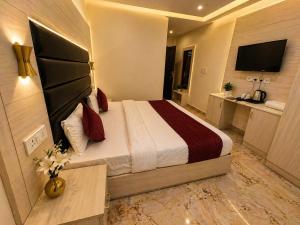 Grand Vista Retreat - A Luxury Mountain View Hotel In Mussoorie ! Free Parking ! Balcony Roms