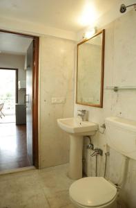 5 min walk to osho resort , kp7