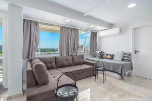 Urban loft with balcony across the Acropolis!