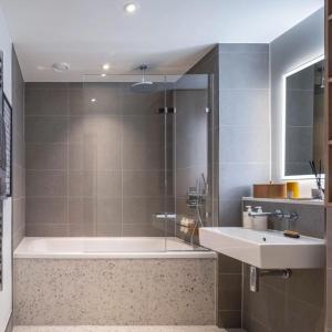 Modern 2Bed Flat in Battersea - Long Stays Fast Wi-Fi