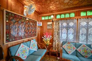 Lily Of The World Houseboat