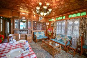 Lily Of The World Houseboat