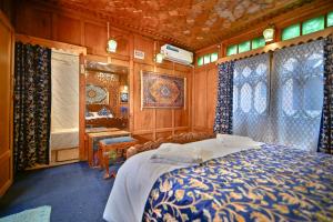 Lily Of The World Houseboat