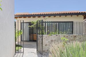 Private Hot Tub - Cozy 2BR Home in Nueva Escondida