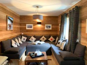Chalet Facing Glaciers In Pralognan-La-Vanoise