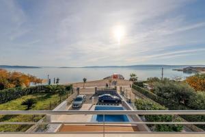 Calista Perfect Seaside Villa - Pool and Jacuzzi