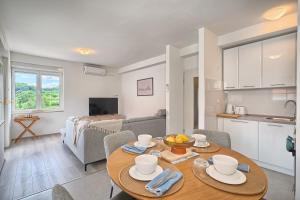 A 2 luxury apt w big balcony 4 min walk to beach