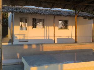 Maisons équipées sur la plage de Somaroala sur la presqu ile de Majunga ville