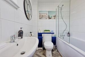 4-Bedroom House in Basildon Sleeps 8 I Free Parking & WiFi