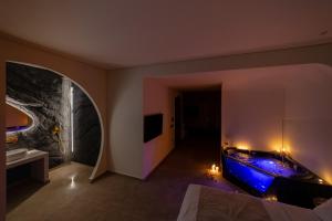 Andromeda Suite Private Jacuzzi & Cave Shower