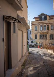 Central bright loft with balcony near old town