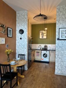 Bright, Spacious, Newly Renovated Apartment
