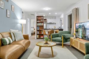 Stylish 2 Bed 2 Bath Balcony Parking Pool & Gym
